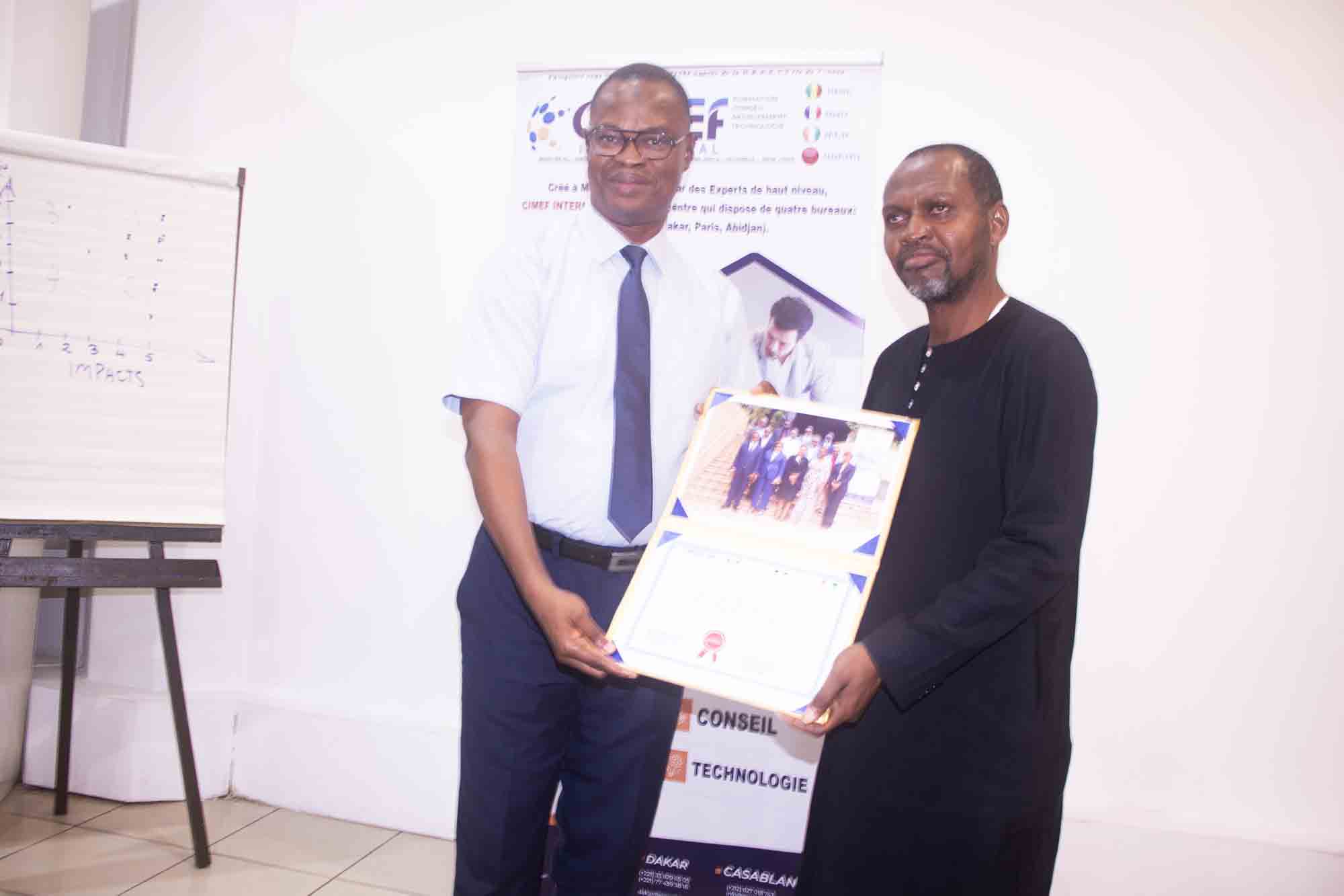 Responsabilité Sociétale des Entreprises, Management du Contexte de "Local Content" & Mise en OEuvre du Développement Durable dans une Entreprise Pétrolière